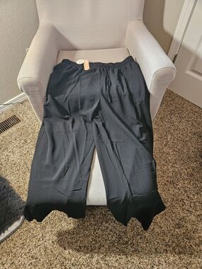 Wide Leg Pull-On Pants in Black